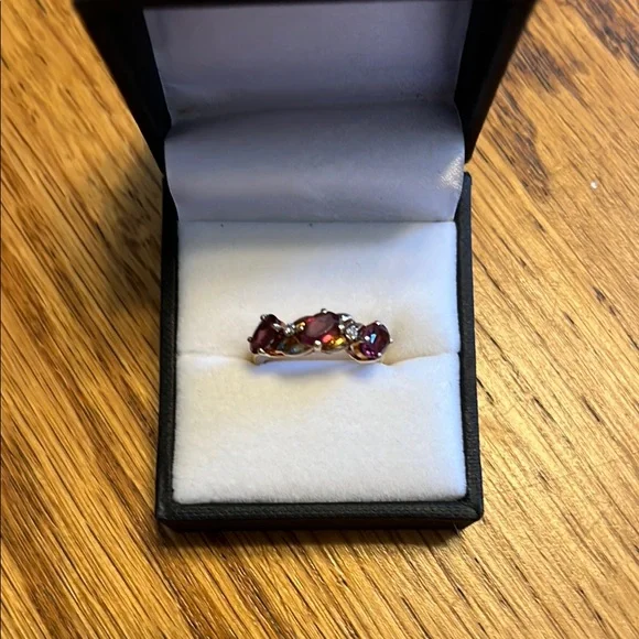 Elegant Vintage 10K Garnet Ring - Picture 1 of 4